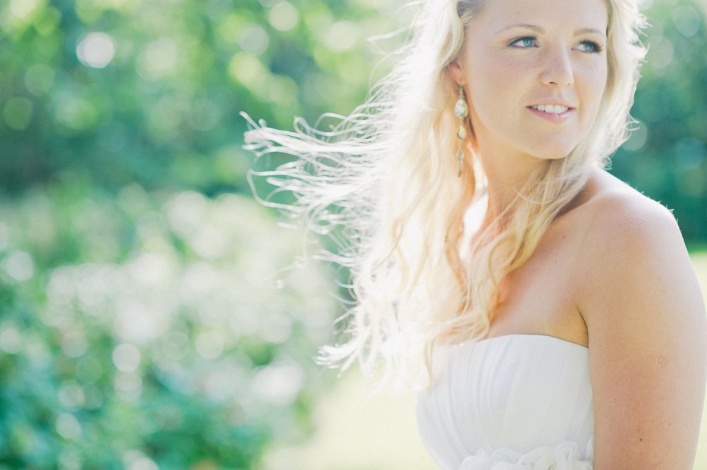 Photo Braut schaut mit wehenden Haaren über die Schulter.